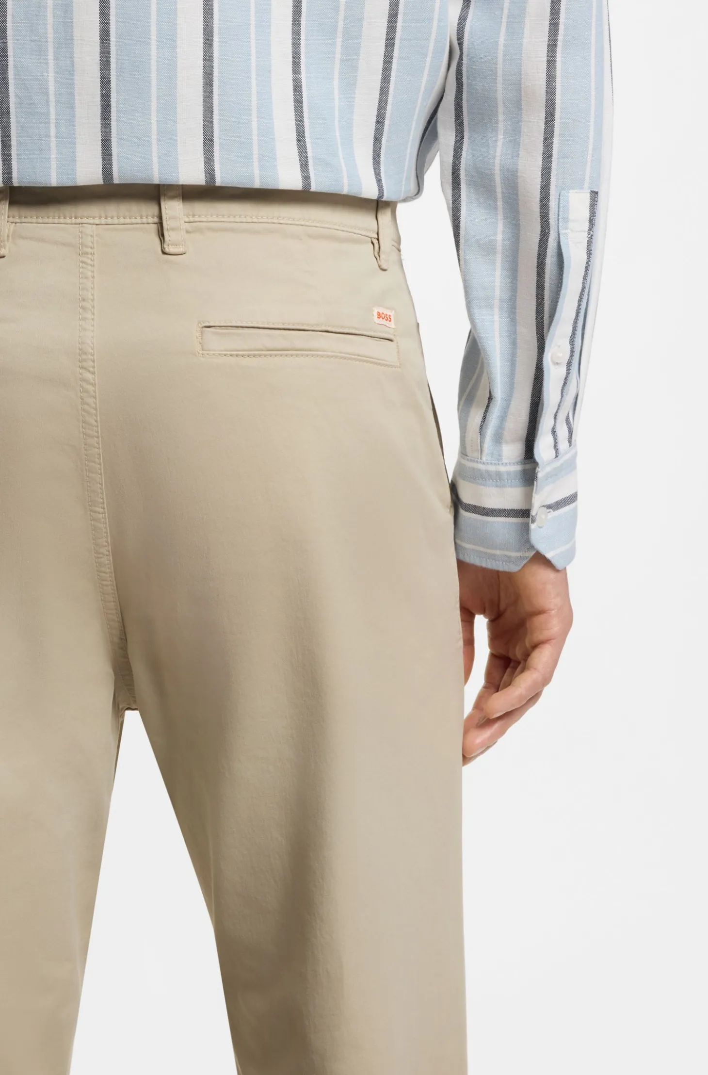 Tapered-Fit Hose aus Baumwoll-Satin mit Elasthan-Anteil