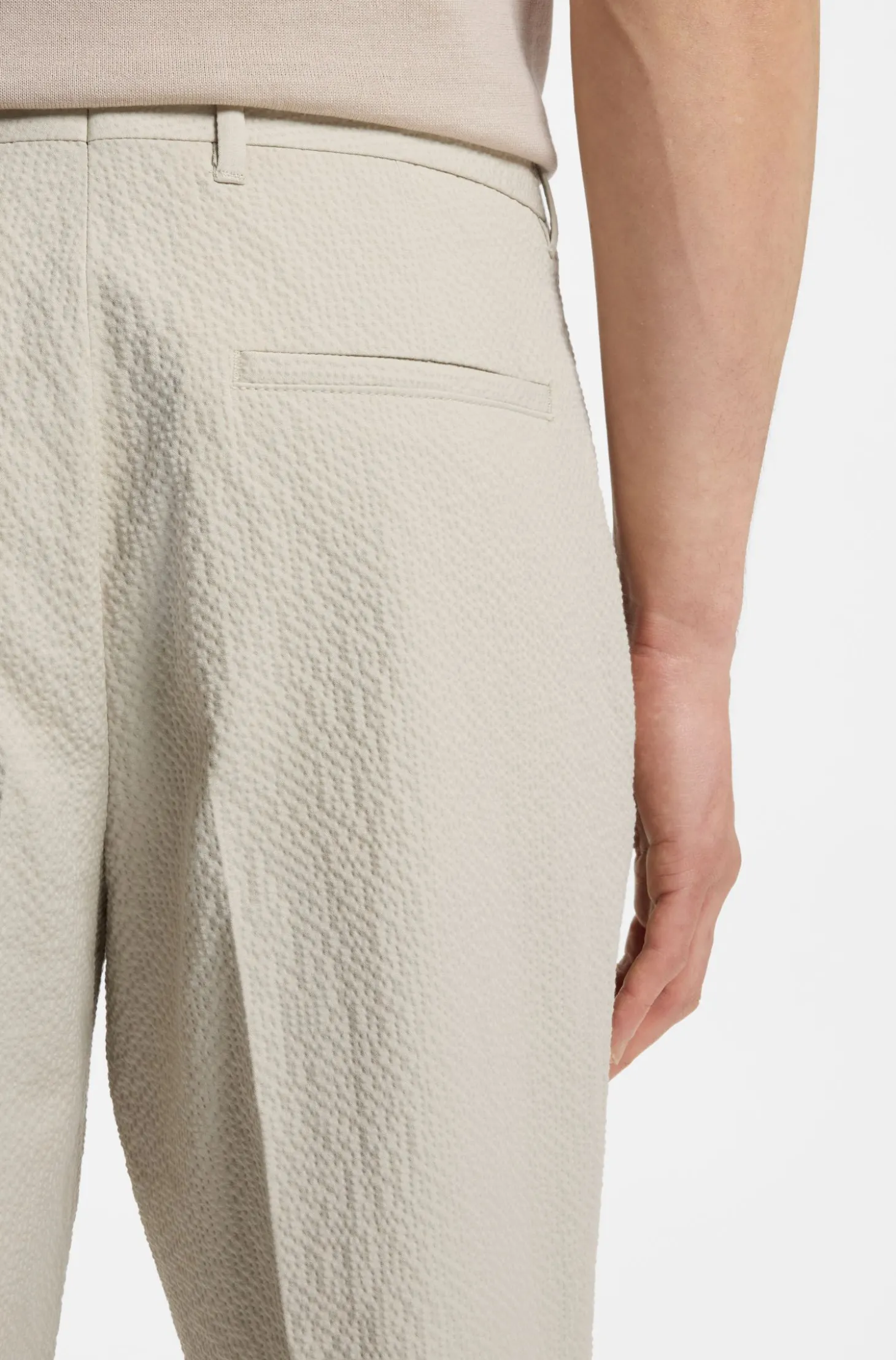 Tapered-Fit Hose aus Stretch-Baumwolle mit Seersucker-Struktur