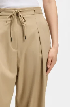 Tapered-Fit-Hose mit Vorderfalten