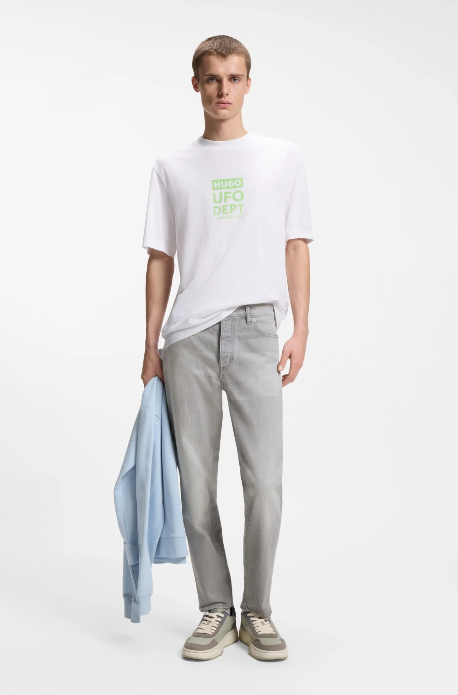 Tapered-Fit Jeans aus grauem Denim