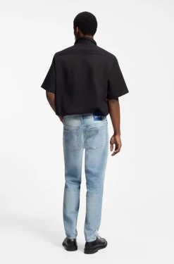 Tapered-Fit Jeans aus hellblauem Used-Denim