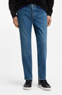 Tapered-Fit Jeans aus mittelblauem Stretch-Denim