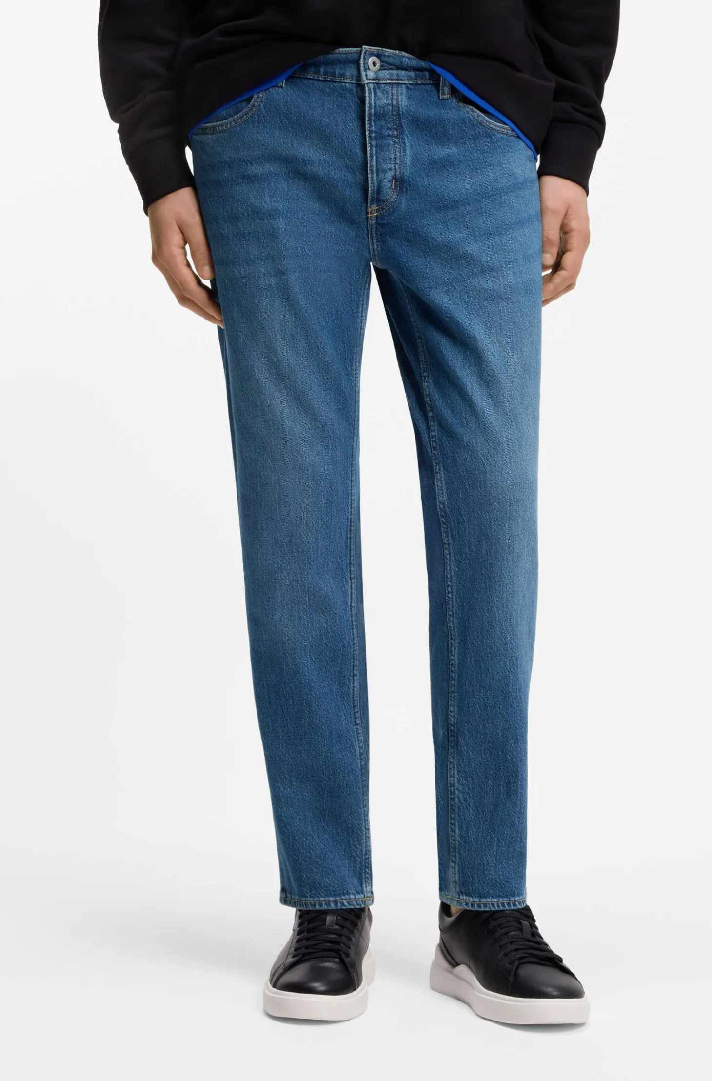 Tapered-Fit Jeans aus mittelblauem Stretch-Denim