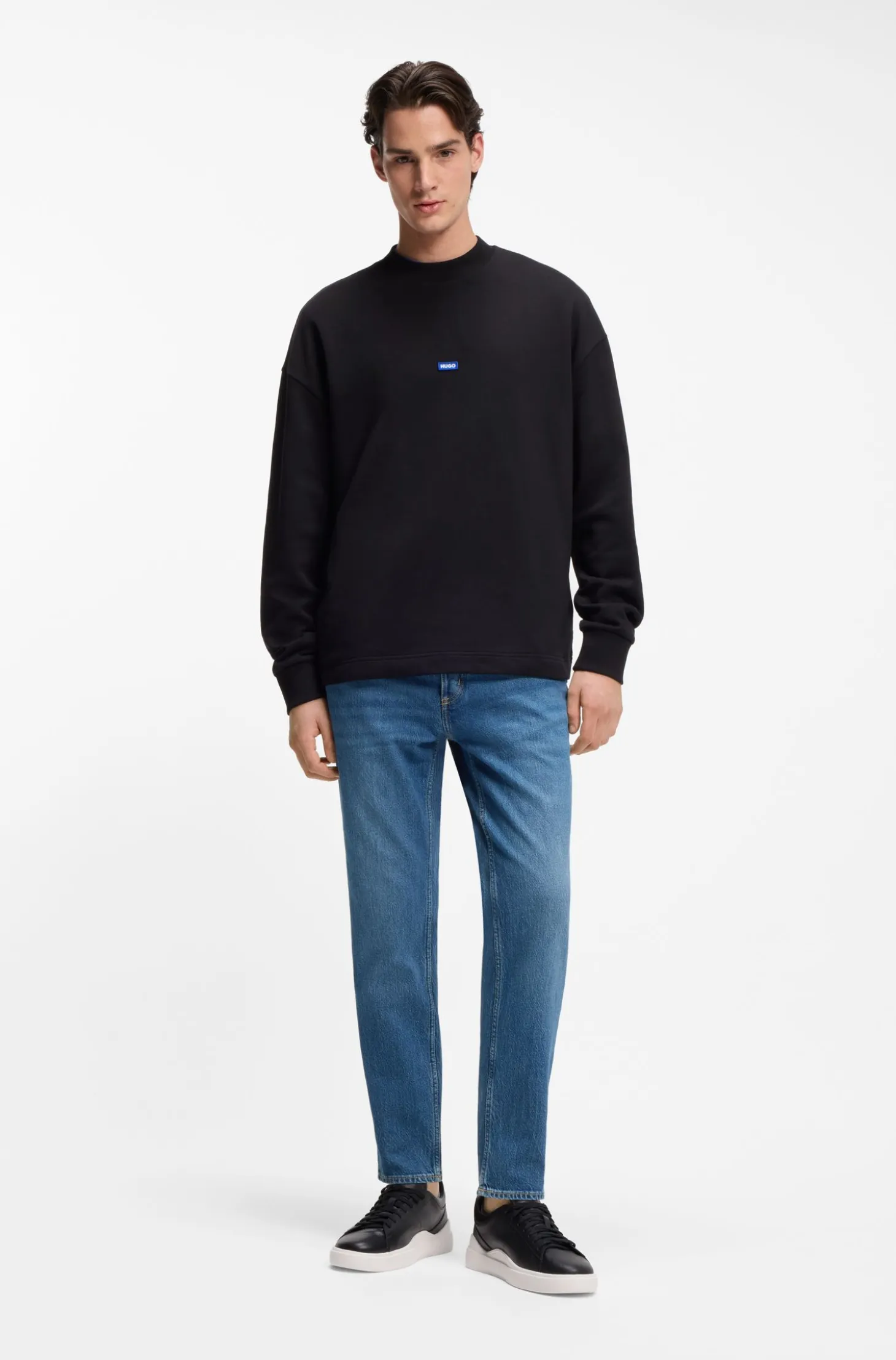 Tapered-Fit Jeans aus mittelblauem Stretch-Denim