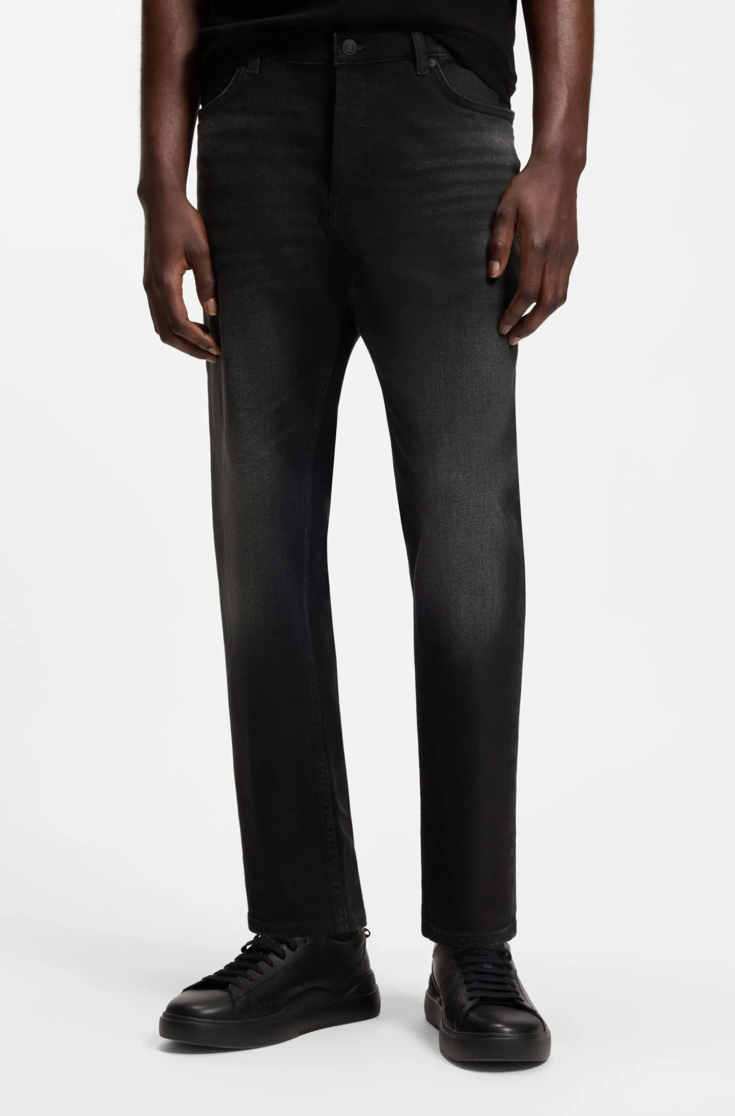 Tapered-Fit Jeans aus schwarzem Stretch-Denim
