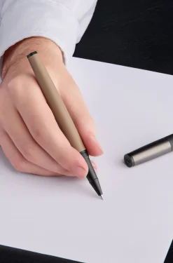 Tintenroller mit camelfarbenem Schaft und Logo-Kappe