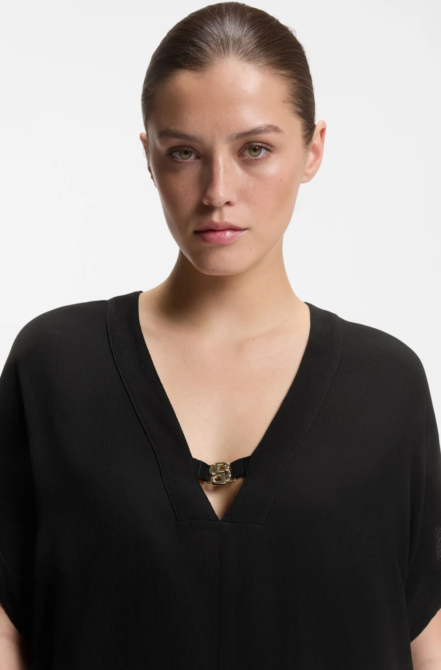 Top aus Krepp mit V-Ausschnitt und Schließe mit Double-B-Monogramm