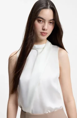 Top aus Satin mit Stehkragen und Drapierung