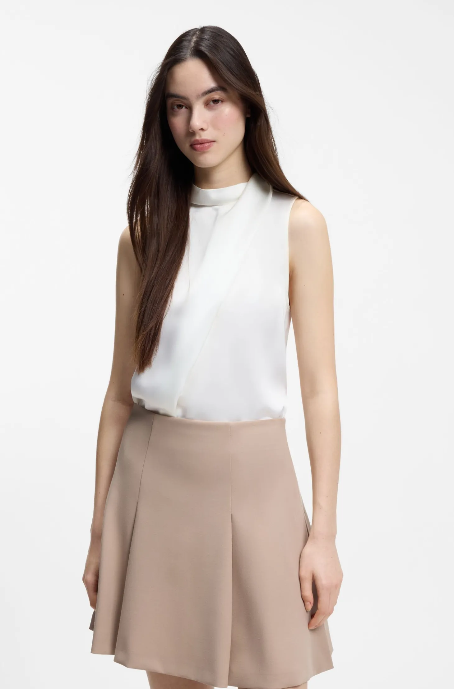 Top aus Satin mit Stehkragen und Drapierung