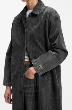 Trenchcoat aus schwarz gewaschenem Denim mit Nadelstreifen