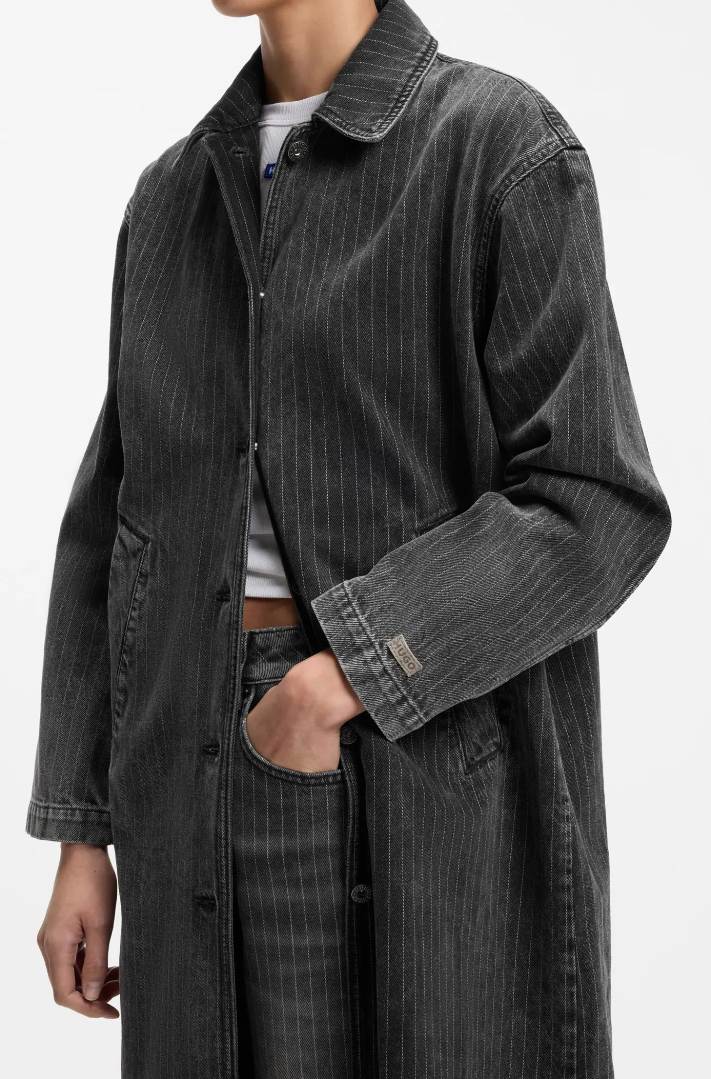 Trenchcoat aus schwarz gewaschenem Denim mit Nadelstreifen
