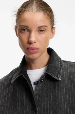 Trenchcoat aus schwarz gewaschenem Denim mit Nadelstreifen