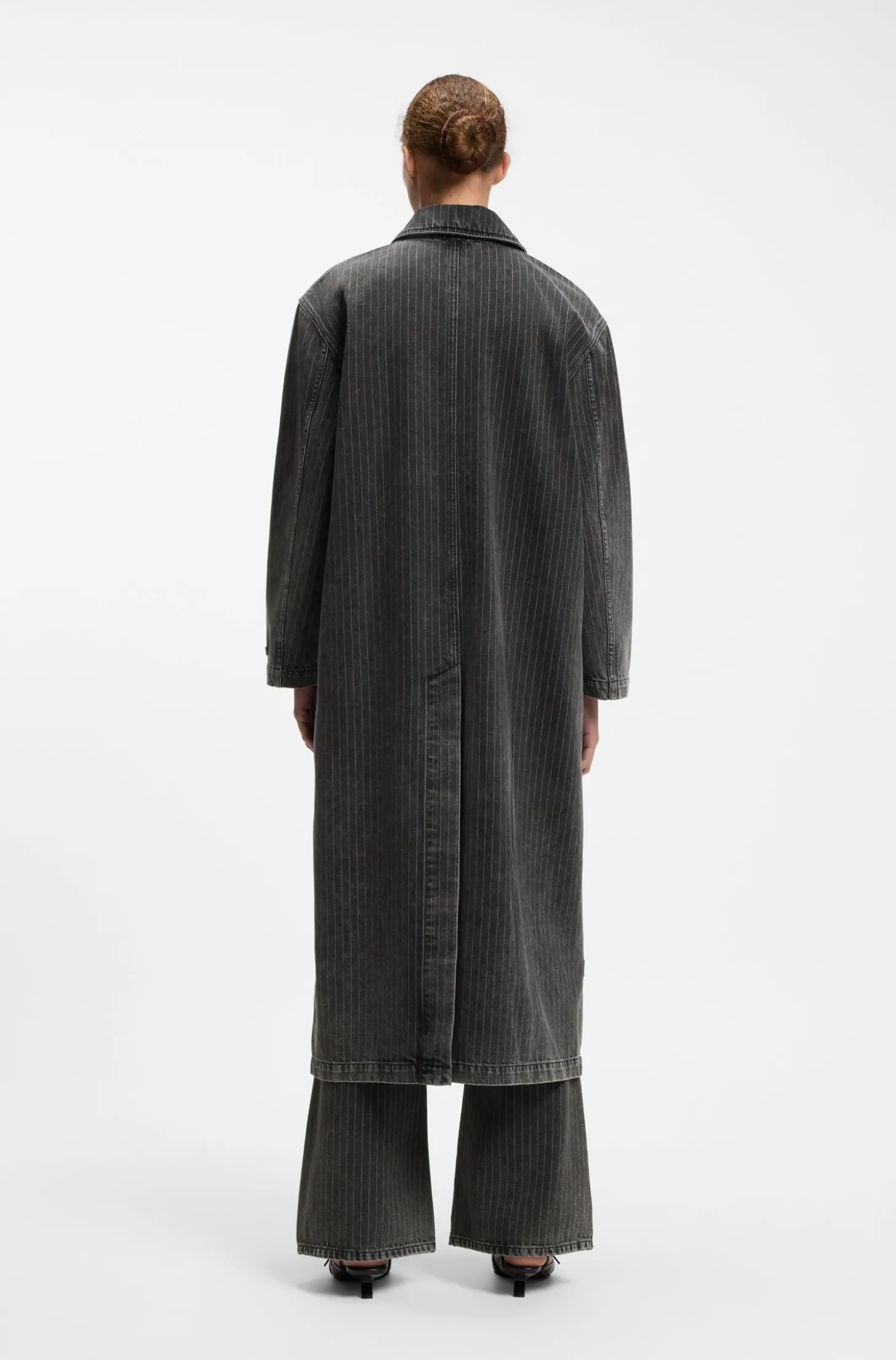 Trenchcoat aus schwarz gewaschenem Denim mit Nadelstreifen