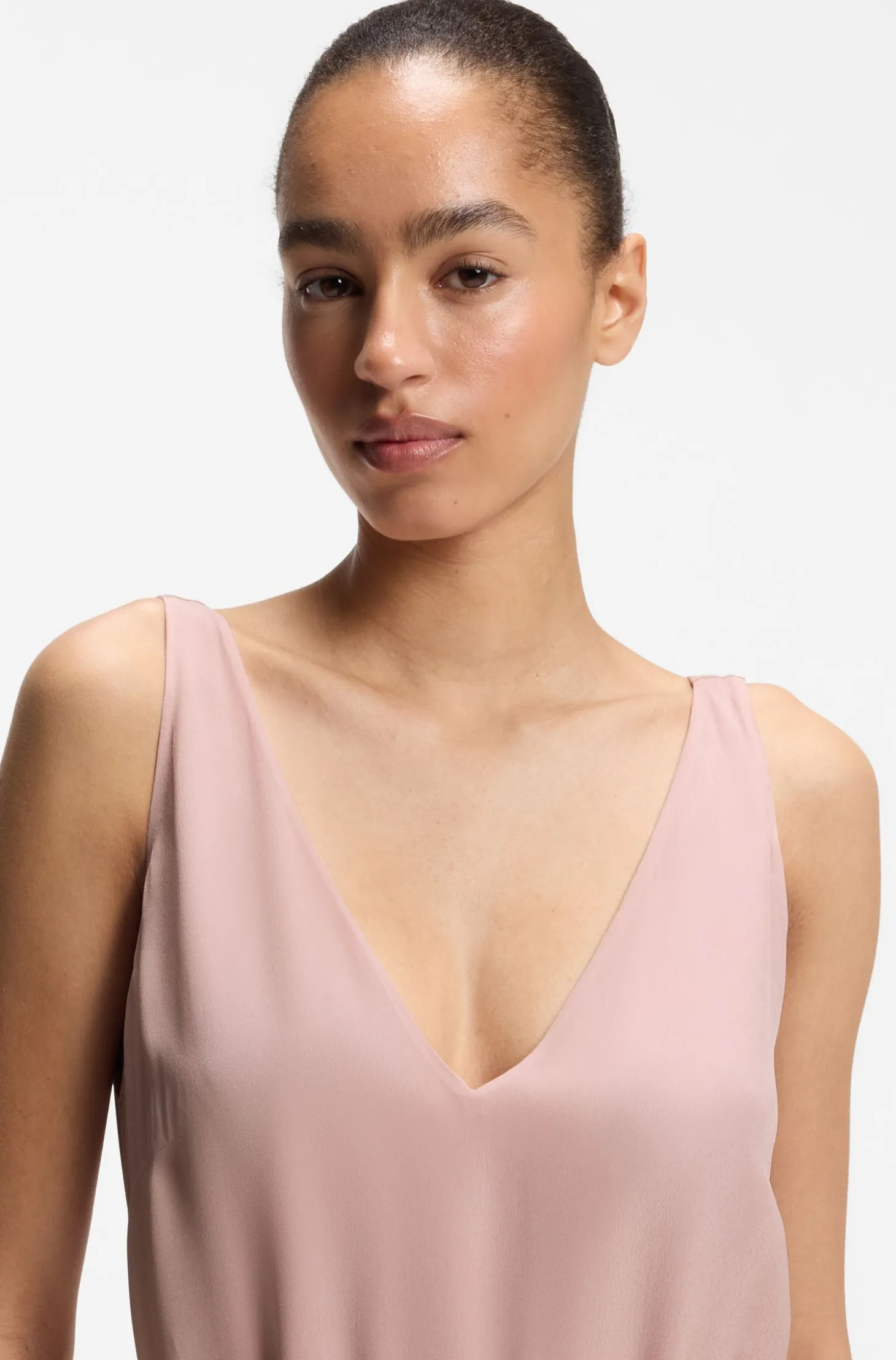 Trägerkleid aus Crêpe de Chine mit V-Ausschnitt