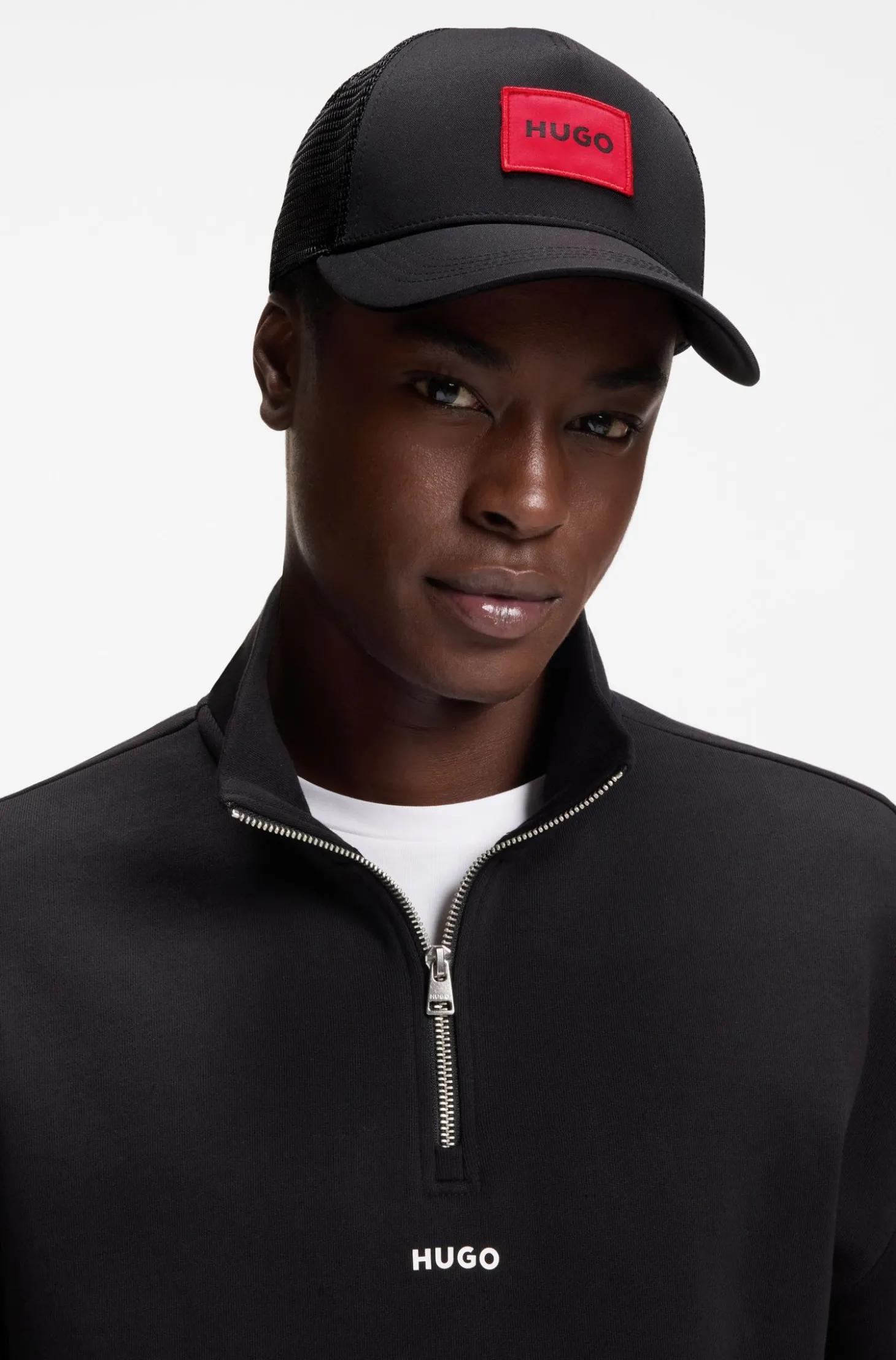 Trucker-Cap aus Twill mit rotem Logo-Etikett