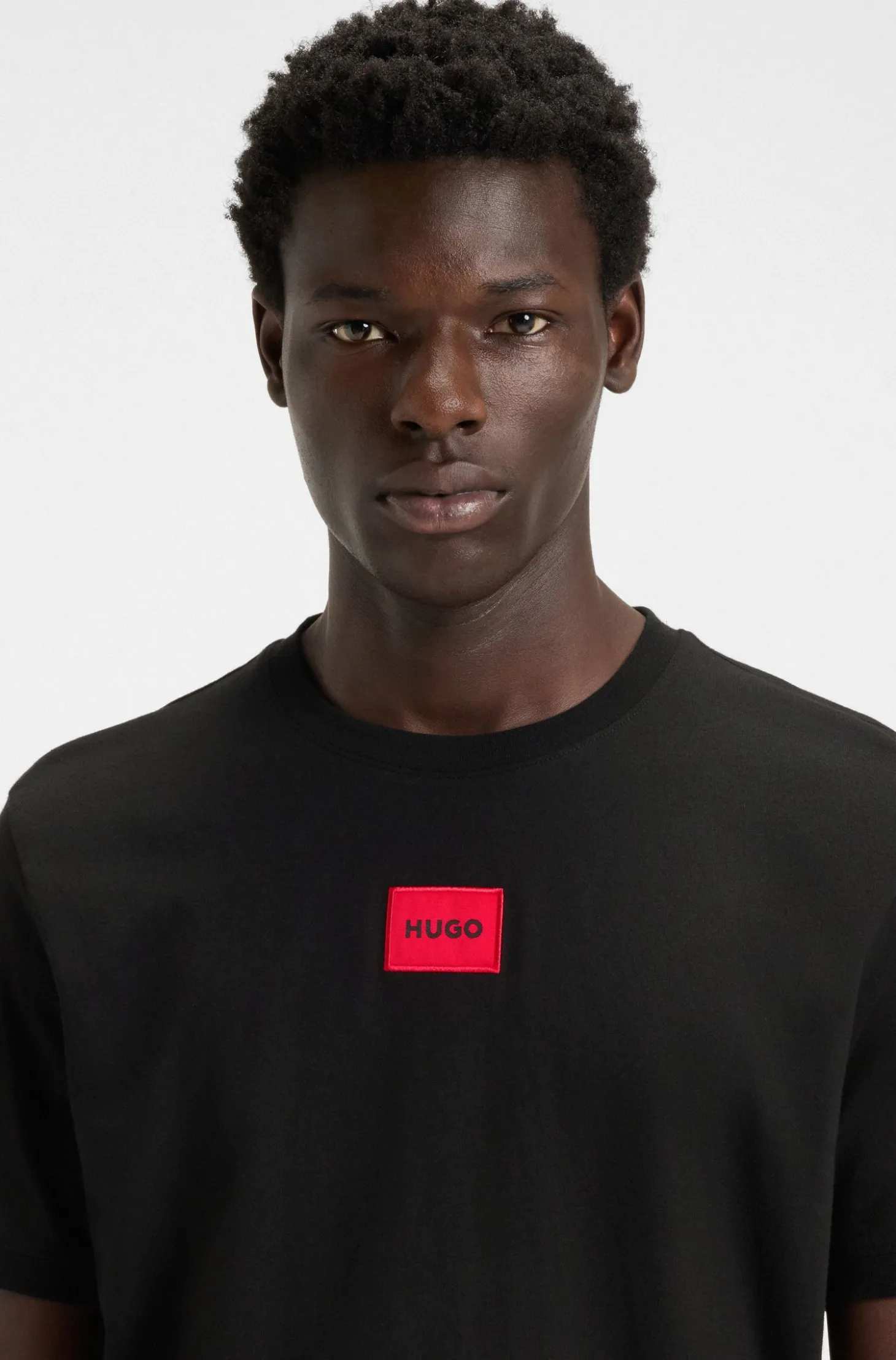 T-Shirt aus Baumwolle mit rotem gewebtem Logo-Label