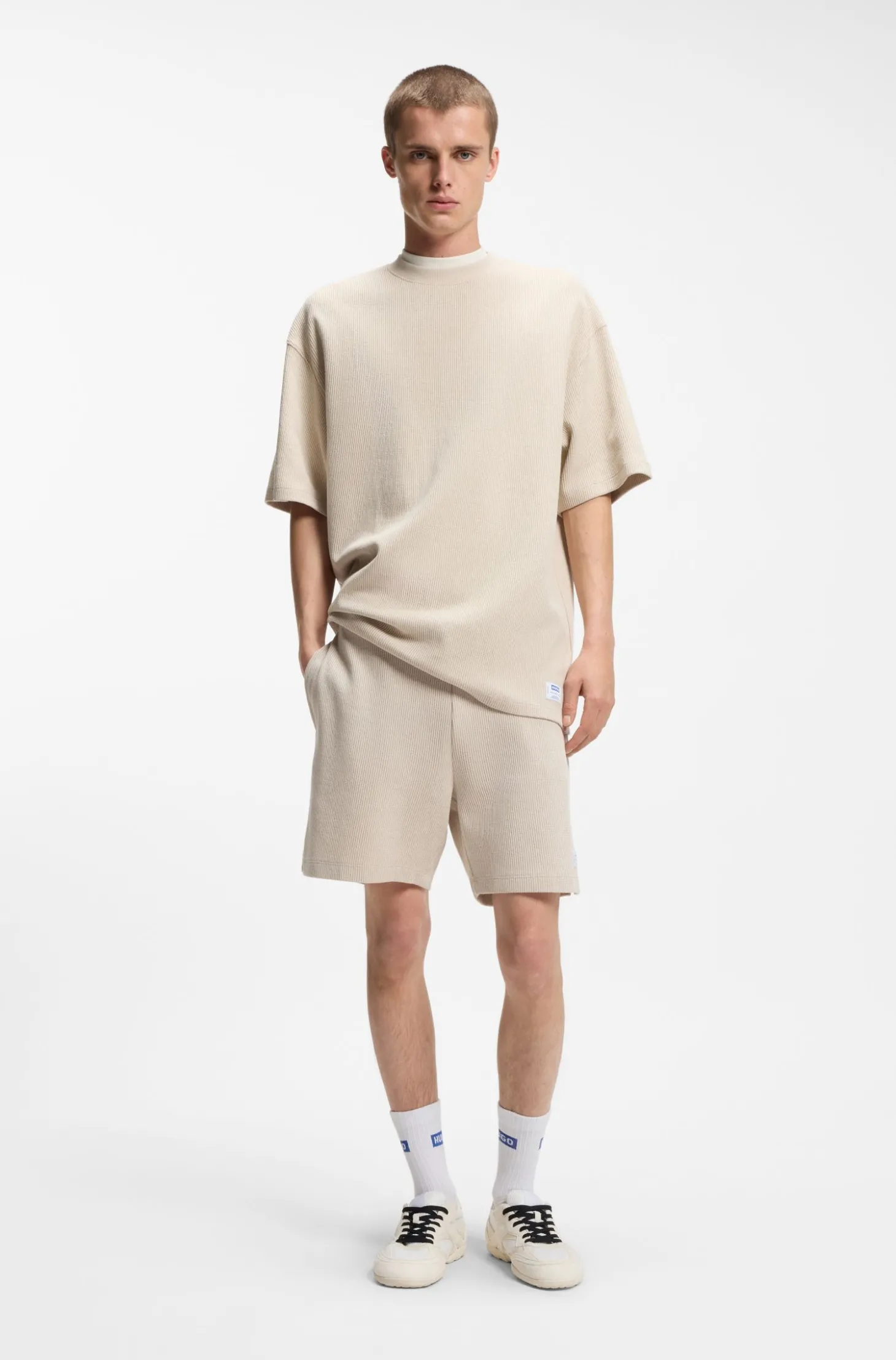 T-Shirt aus Baumwoll-Jersey mit blauem Logo-Aufnäher