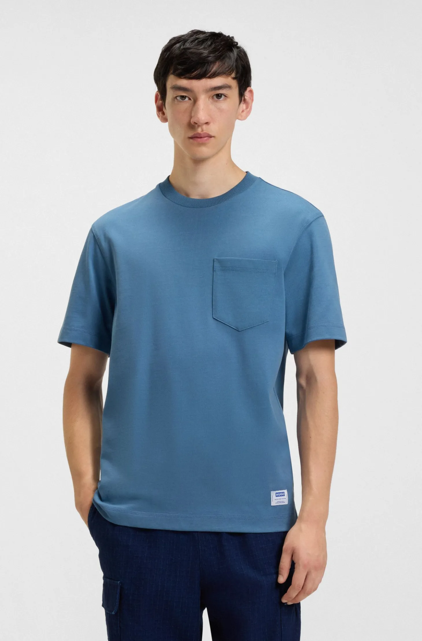 T-Shirt aus Baumwoll-Jersey mit aufgesetzter Tasche und Logo-Label