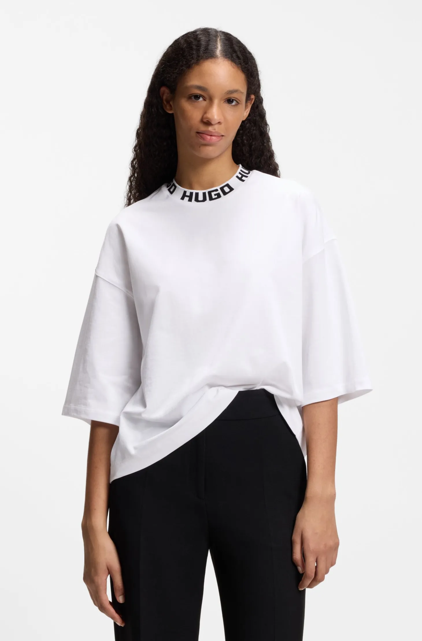 T-Shirt aus Baumwoll-Jersey mit Logo-Ausschnitt