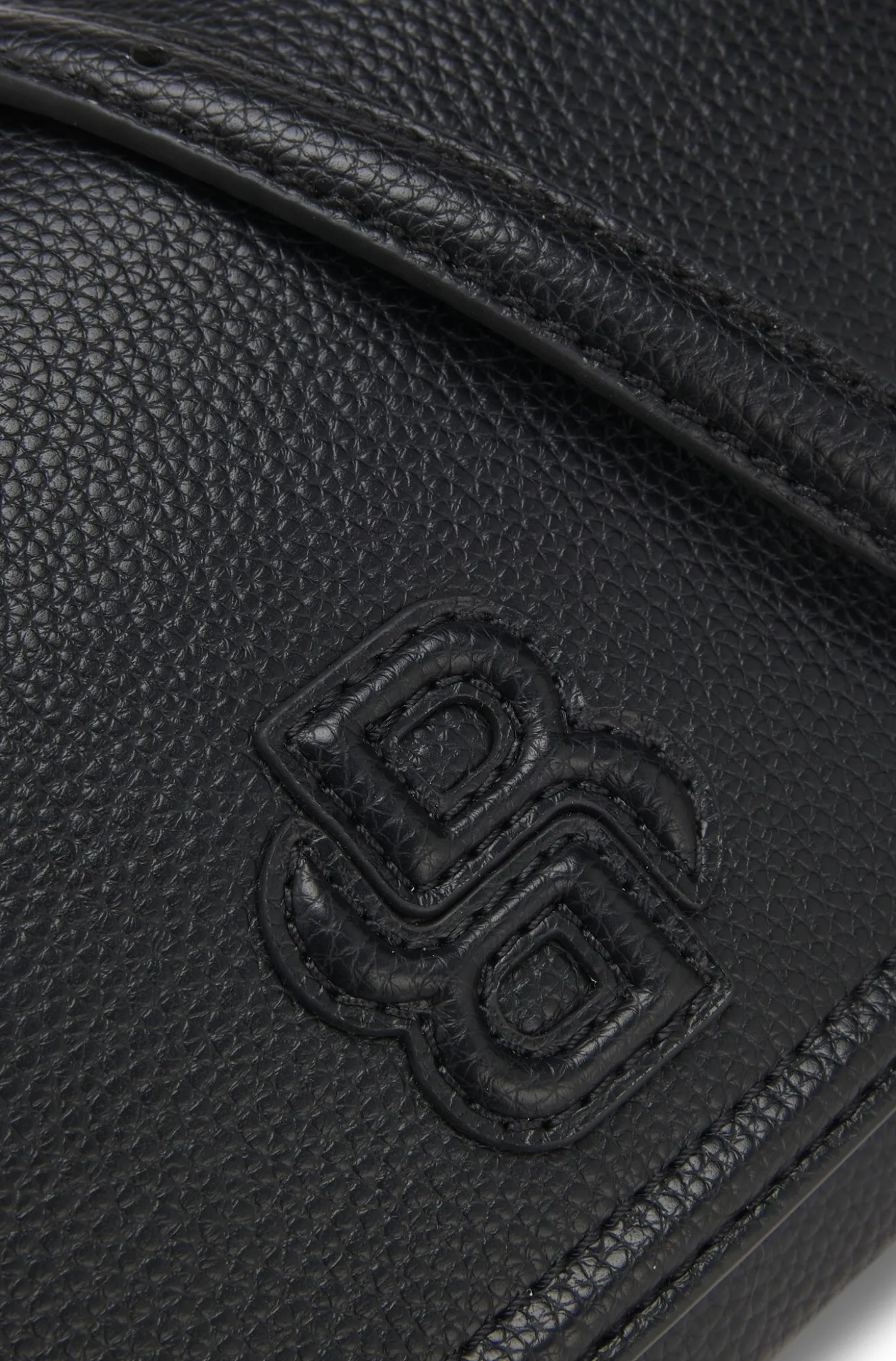 Umhängetasche aus genarbtem Kunstleder mit Double-B-Monogramm