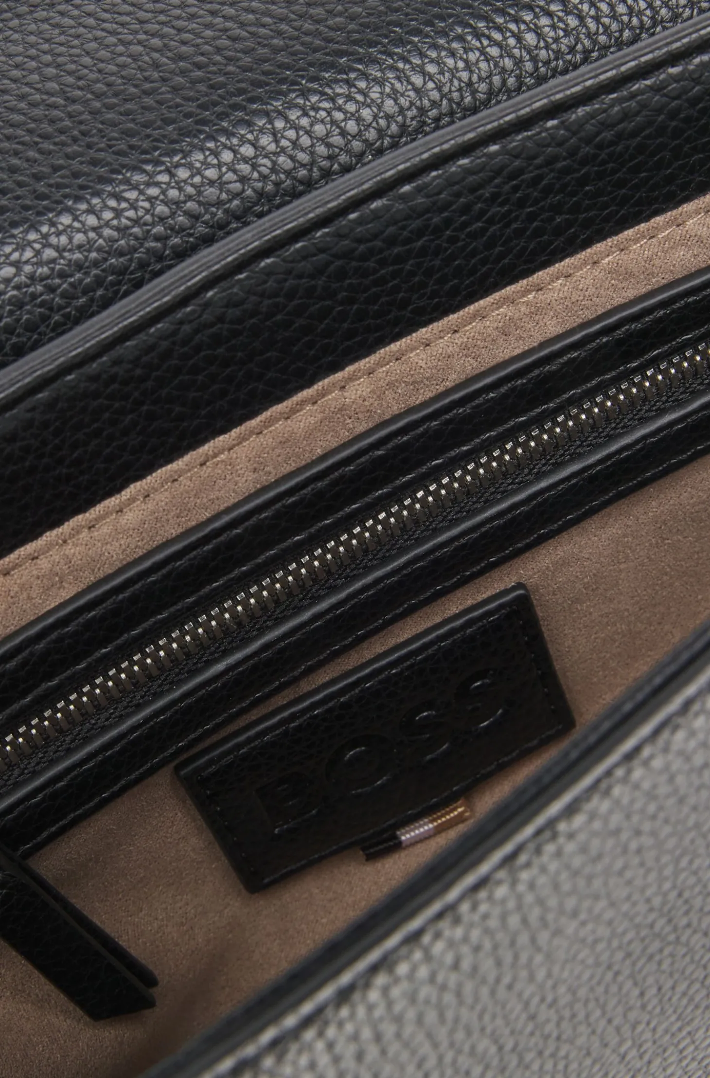 Umhängetasche aus genarbtem Kunstleder mit Double-B-Monogramm