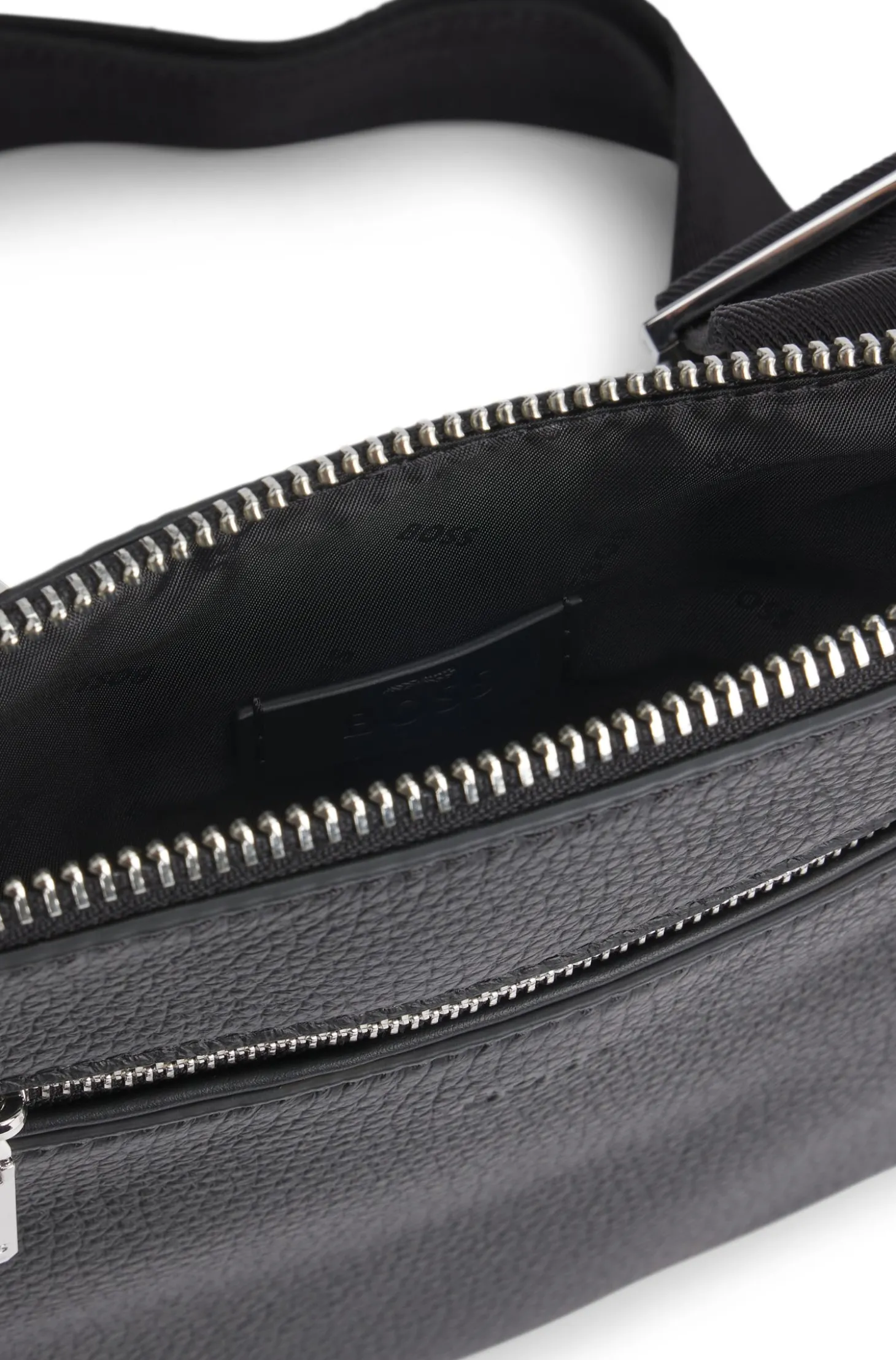 Umhängetasche aus italienischem Leder mit Logo-Prägung