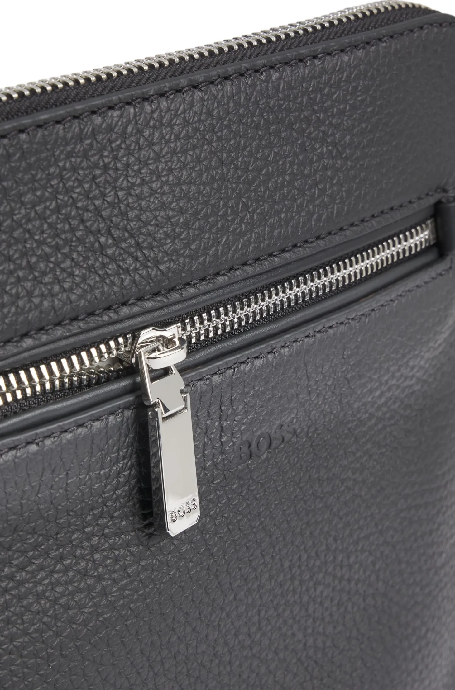 Umhängetasche aus italienischem Leder mit Logo-Prägung