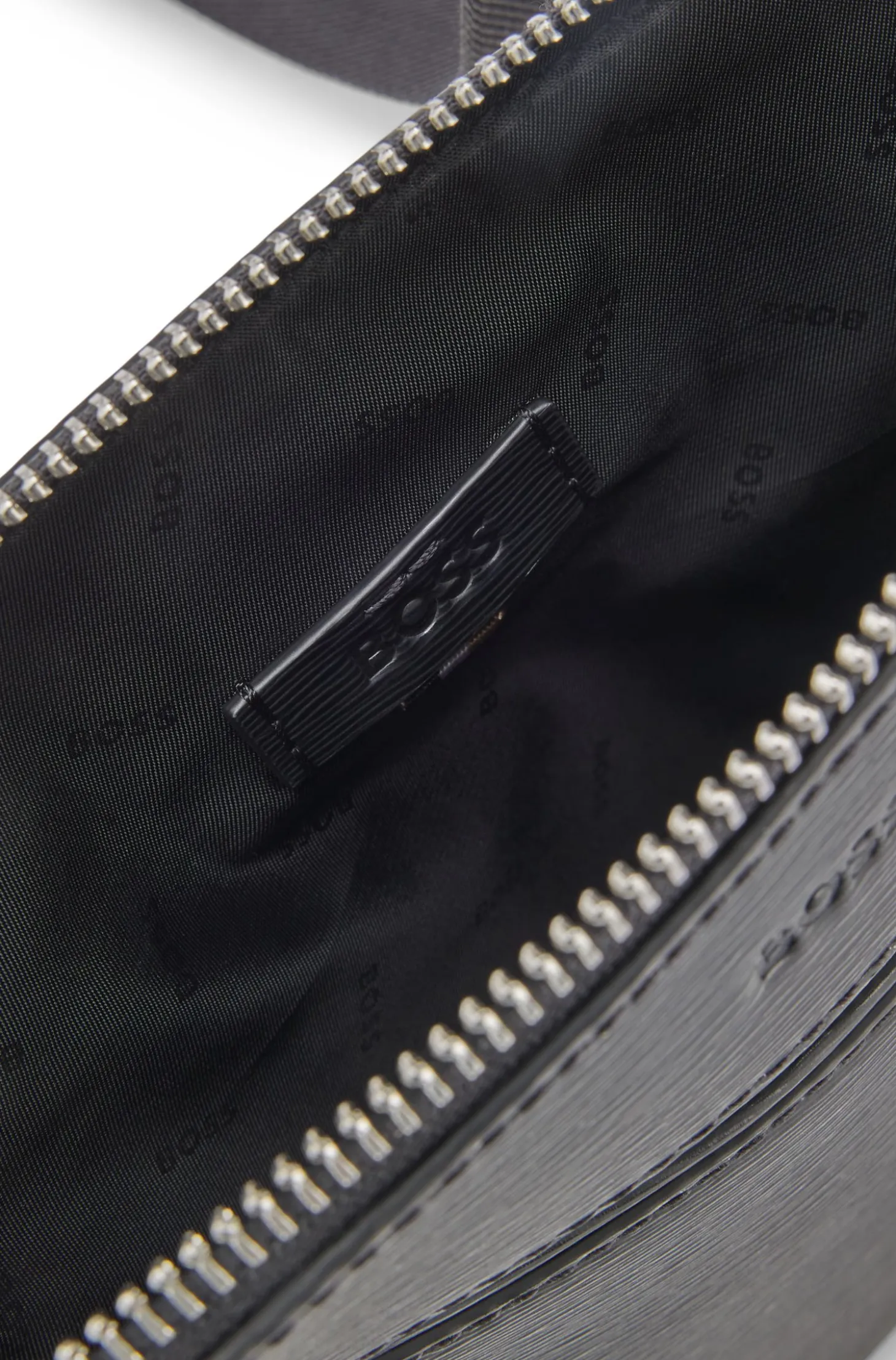Umhängetasche aus Leder mit Logo-Prägung