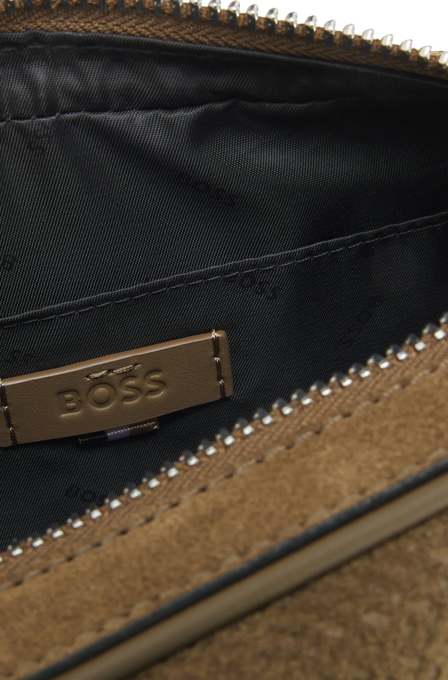 Umhängetasche aus Veloursleder mit Monogramm-Prägung