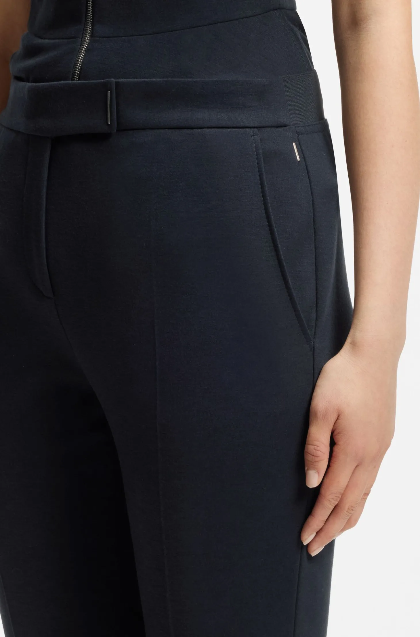 Verkürzte Flared-Fit Hose aus knitterfreiem Stretch-Gewebe