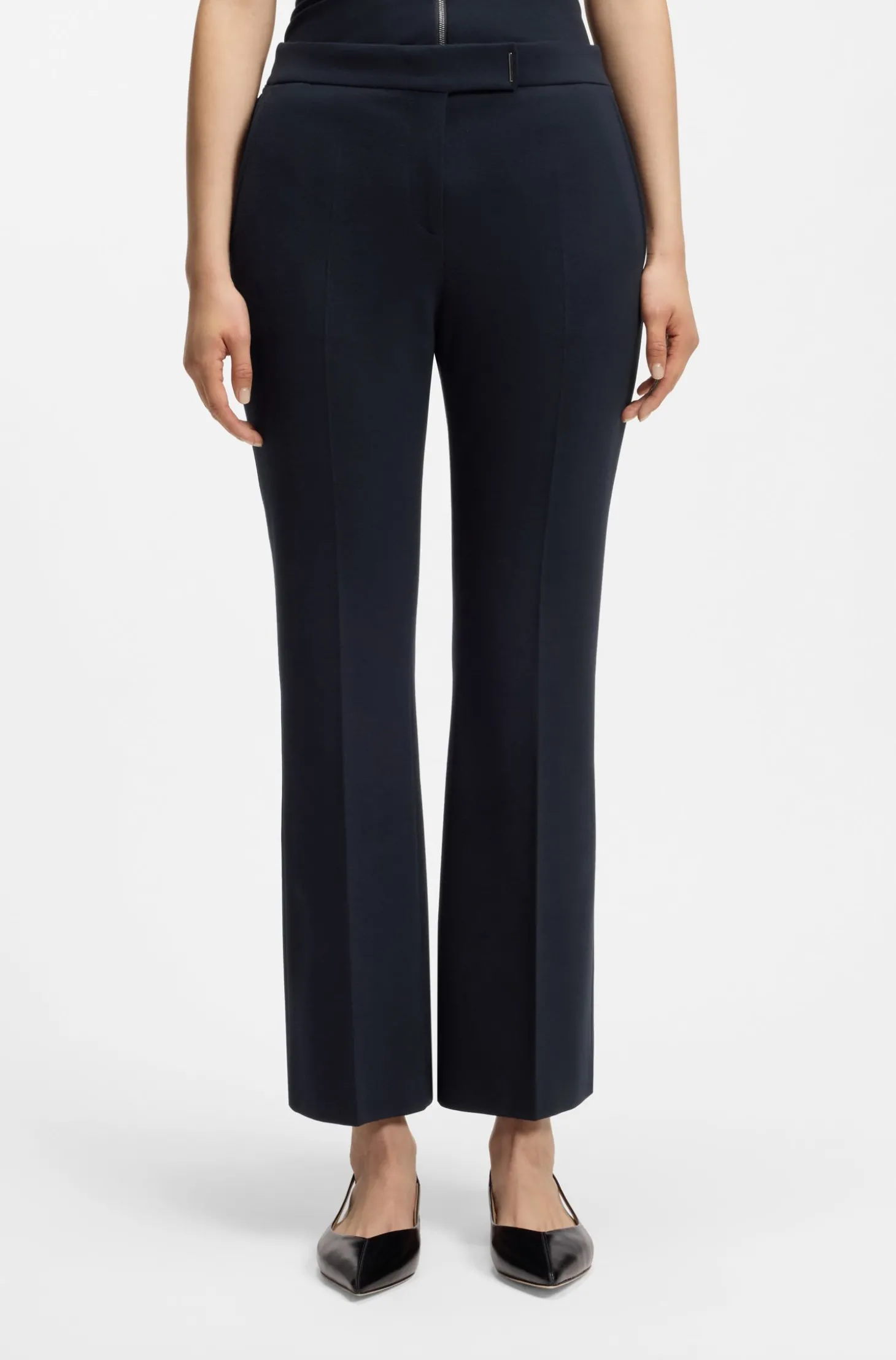Verkürzte Flared-Fit Hose aus knitterfreiem Stretch-Gewebe