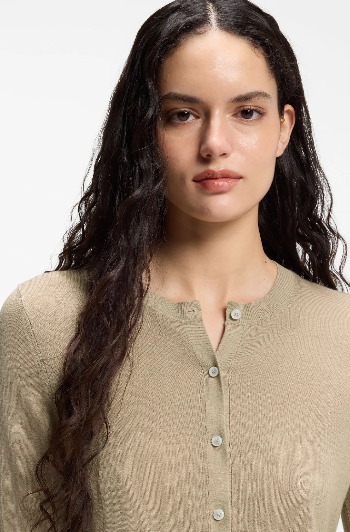 Verkürzte Strickjacke mit geripptem Detail hinten