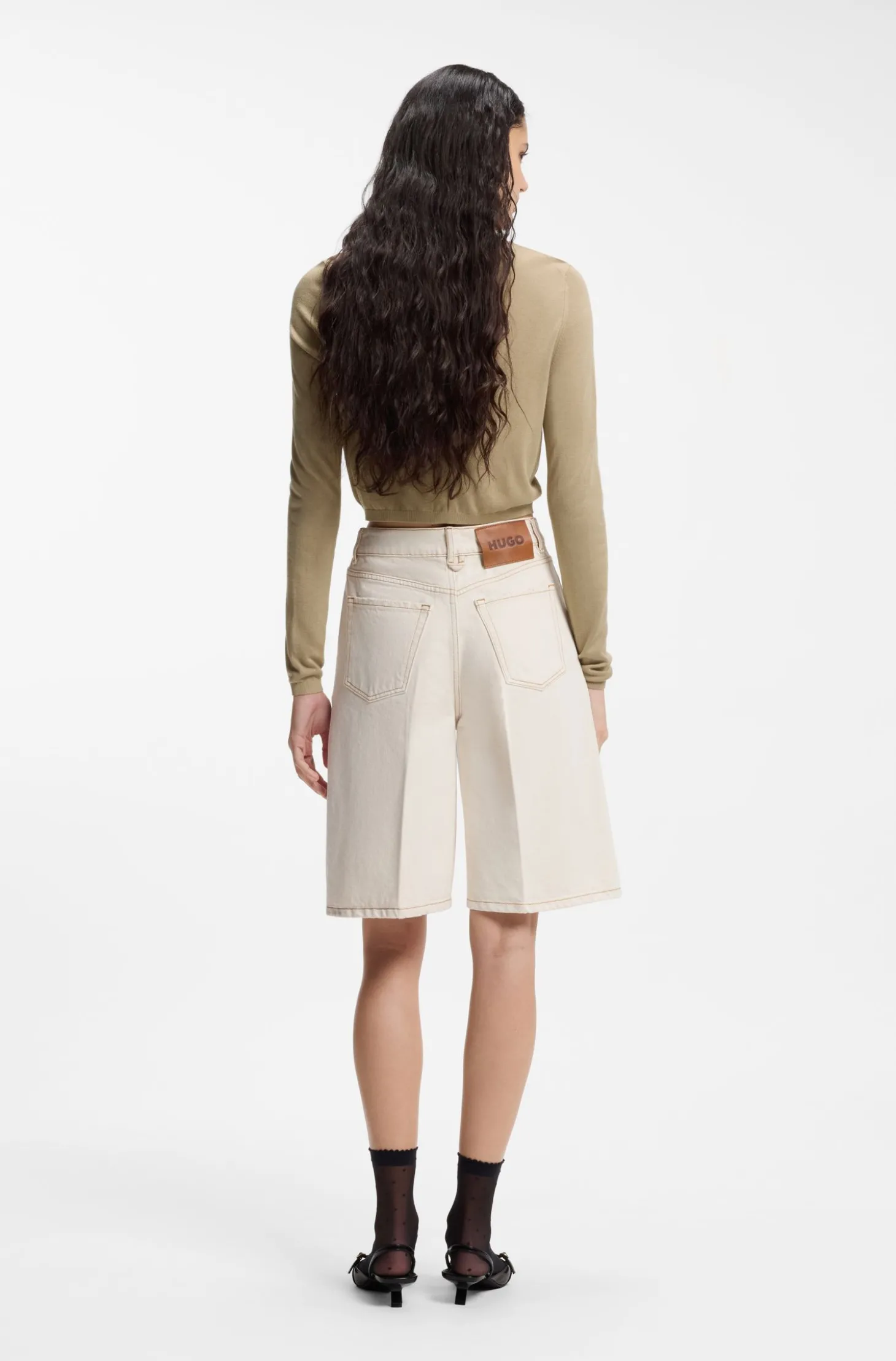 Verkürzte Strickjacke mit geripptem Detail hinten