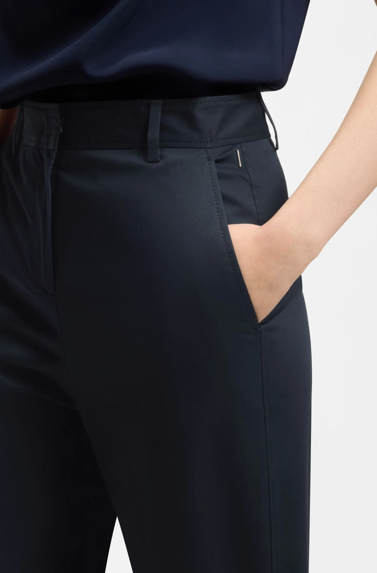 Verkürzte Tapered-Fit Hose aus elastischer Baumwolle