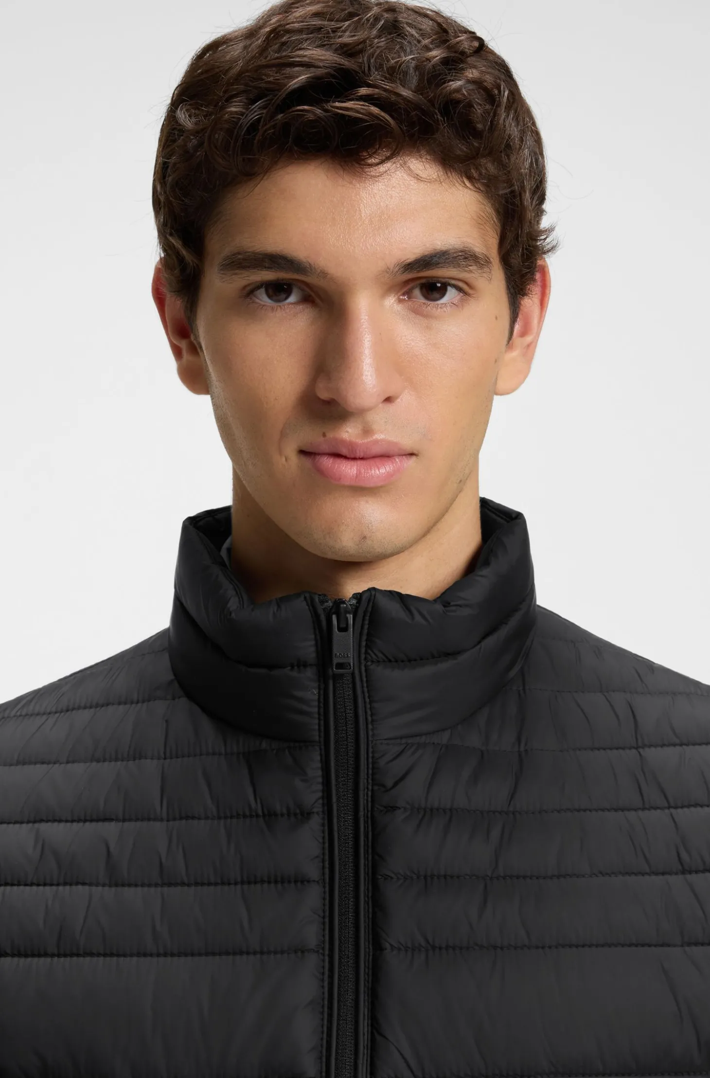 Verstaubare wattierte Jacke mit wasserabweisendem Finish und Logo-Badge