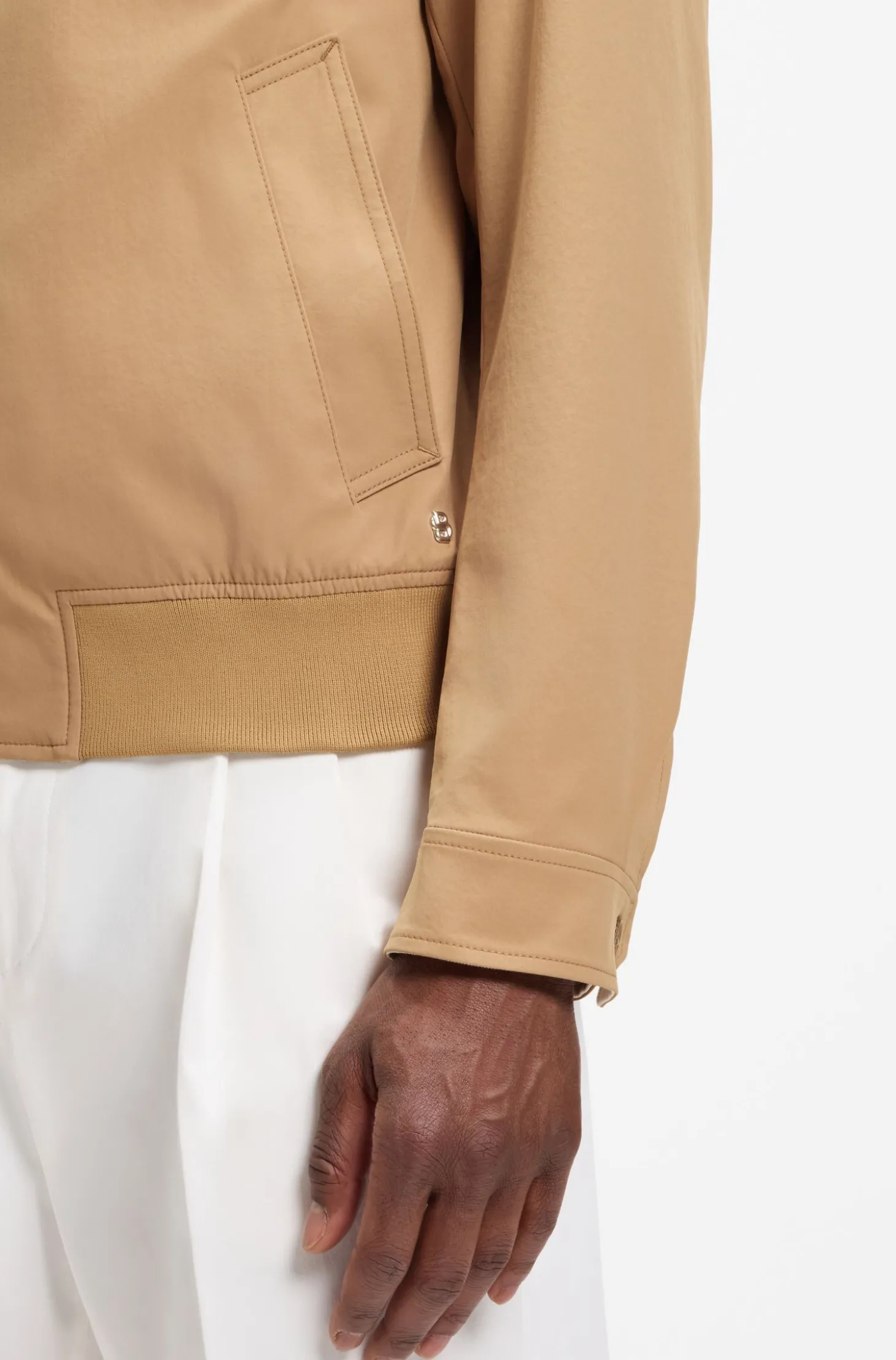 Wasserabweisende Jacke mit kariertem Kragen