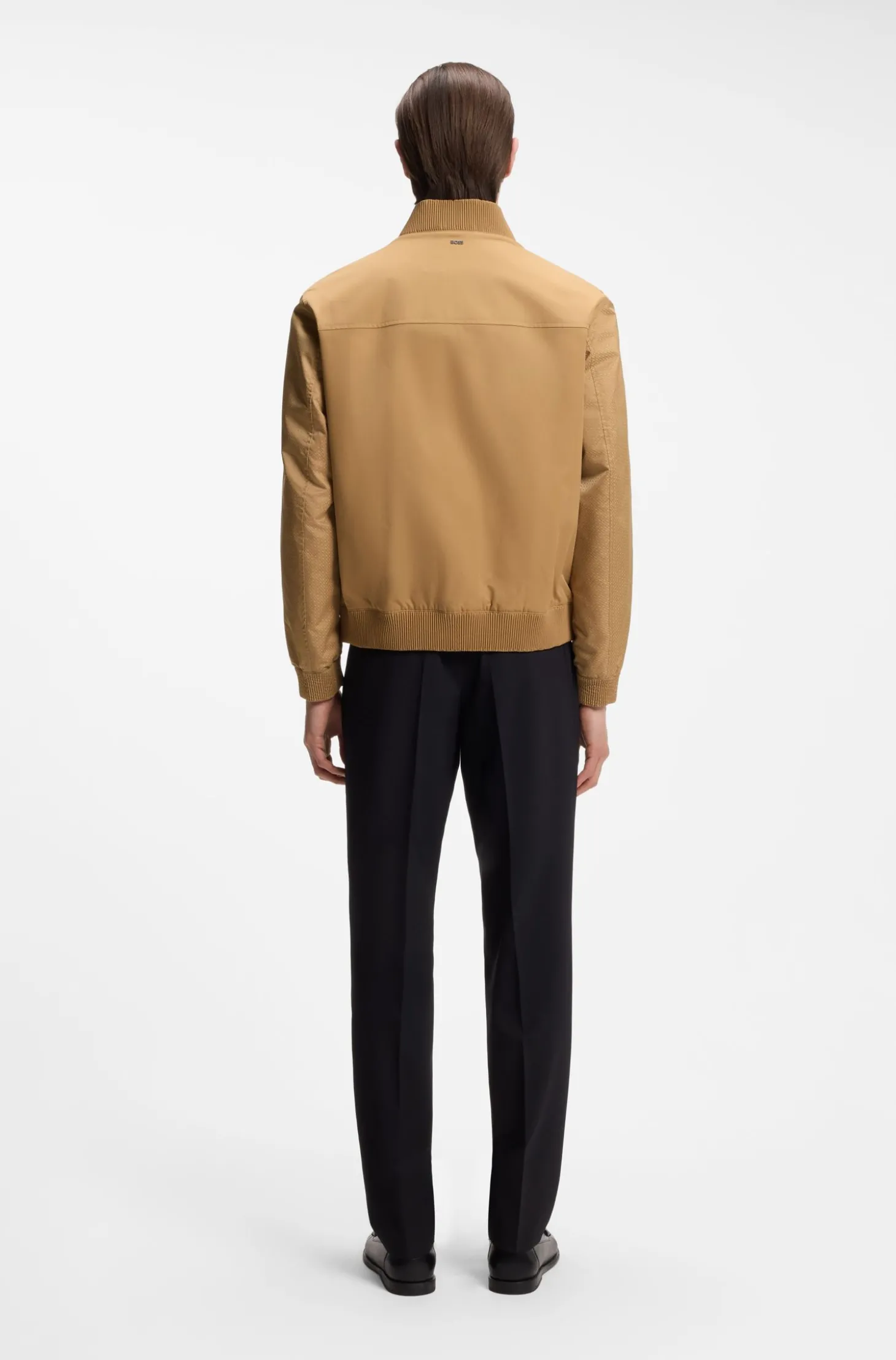 Wasserabweisende Jacke mit Monogramm-Muster an den Ärmeln