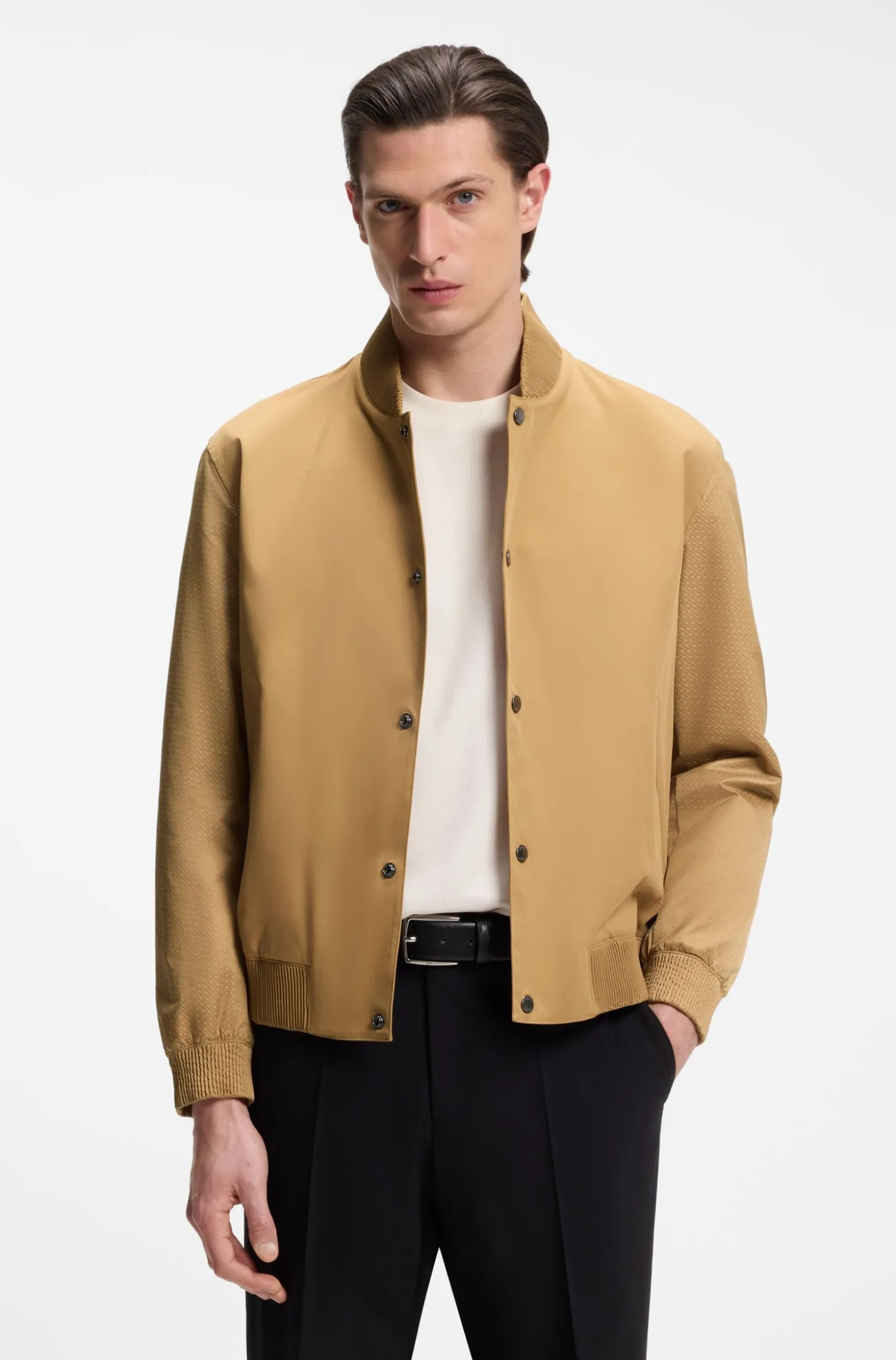 Wasserabweisende Jacke mit Monogramm-Muster an den Ärmeln