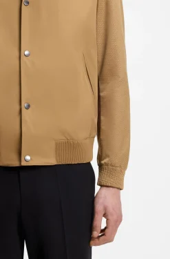 Wasserabweisende Jacke mit Monogramm-Muster an den Ärmeln