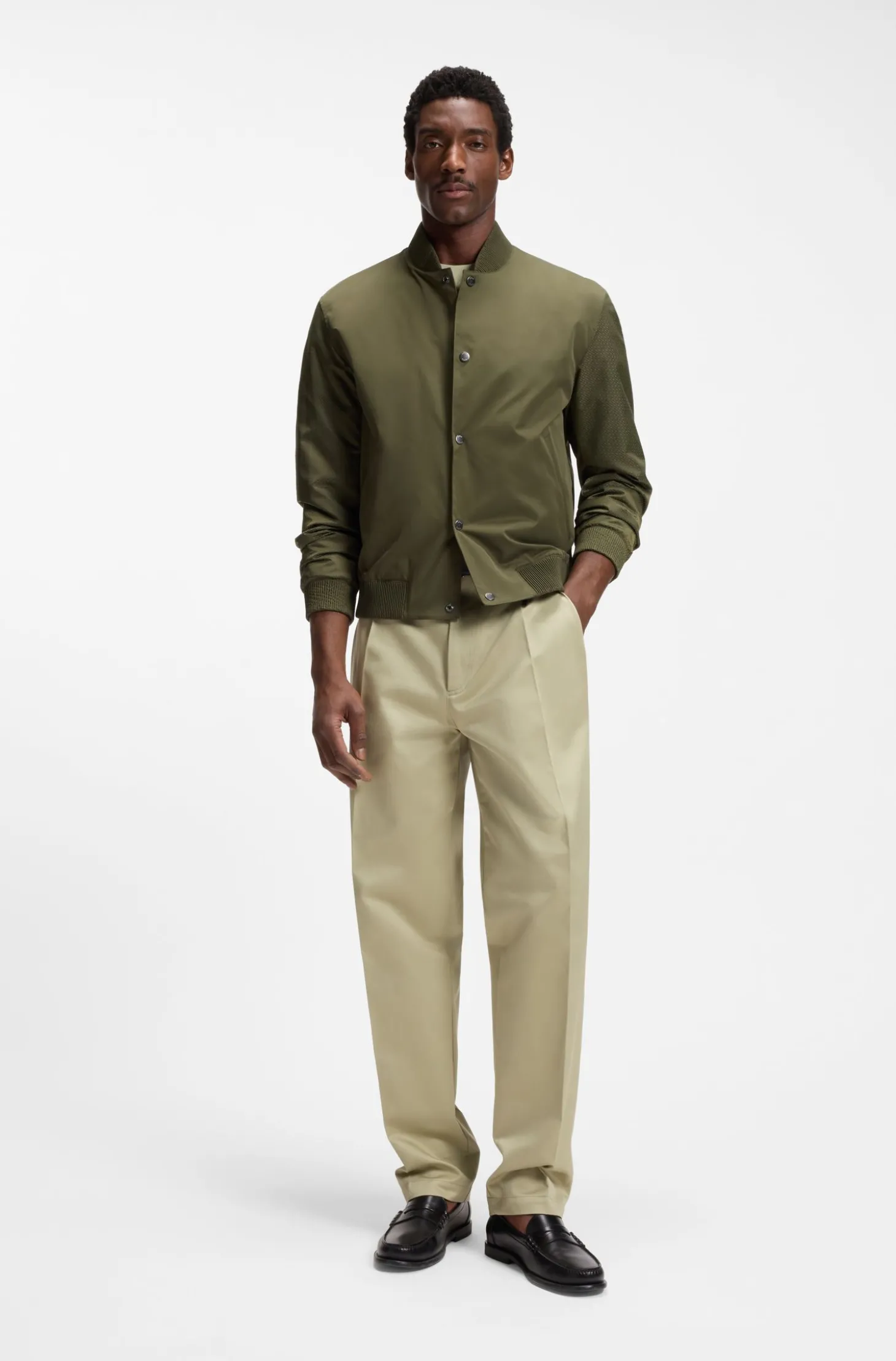 Wasserabweisende Jacke mit Monogramm-Muster an den Ärmeln