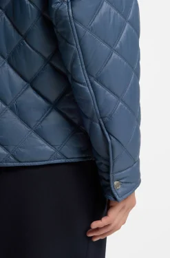 Wasserabweisende Jacke mit verschiedenen Absteppungen