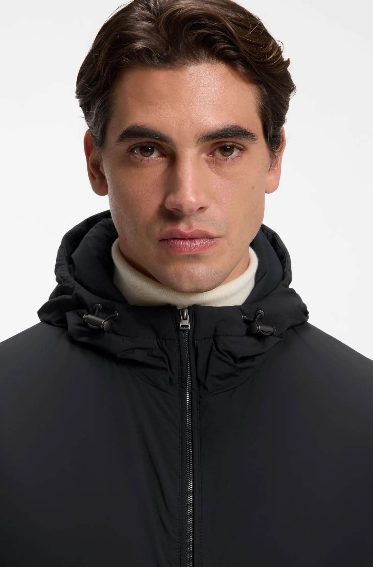 Wasserabweisende Kurzjacke mit Kapuze und Daunenfüllung