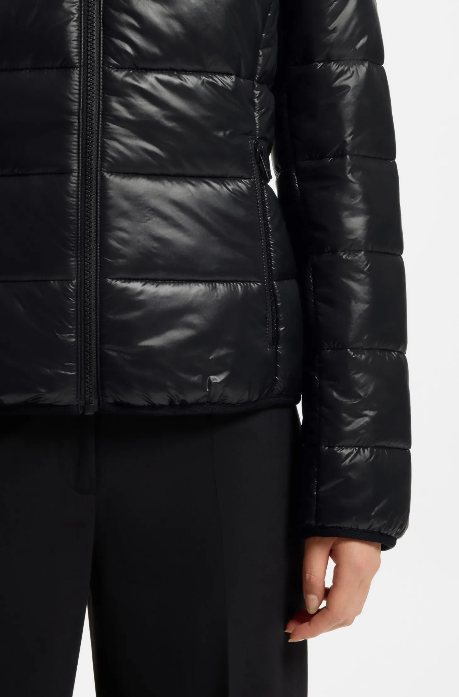 Wasserabweisende Steppjacke mit Kapuze und aufgedrucktem Logo