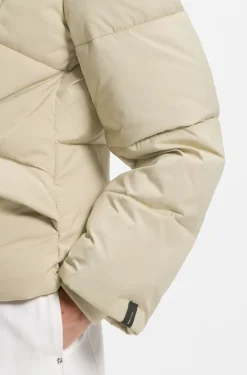 Wattierte Jacke mit Kapuze und Paspeln