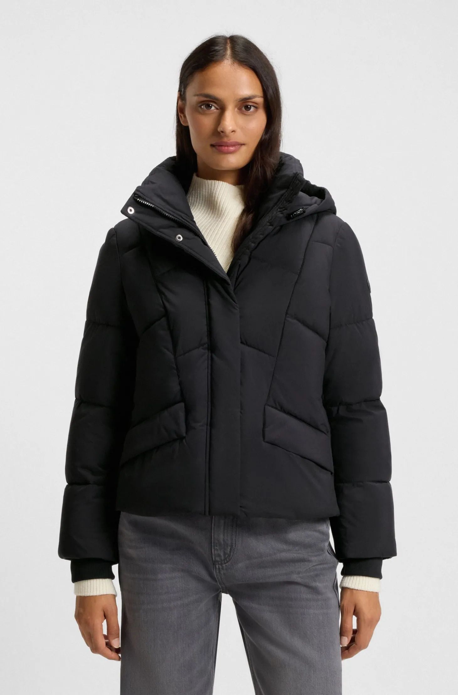 Wattierte Jacke mit Kapuze und Paspeln