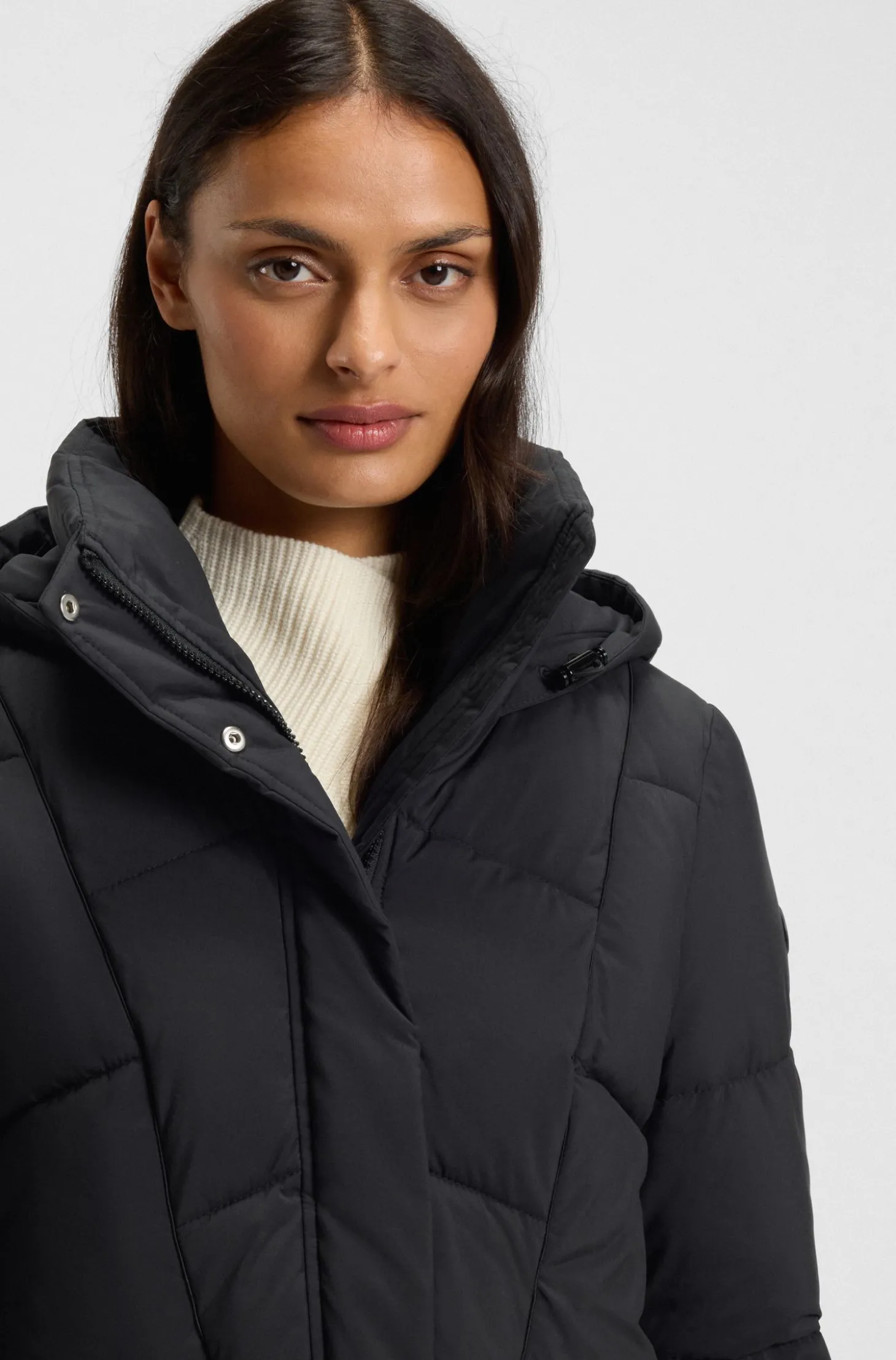 Wattierte Jacke mit Kapuze und Paspeln
