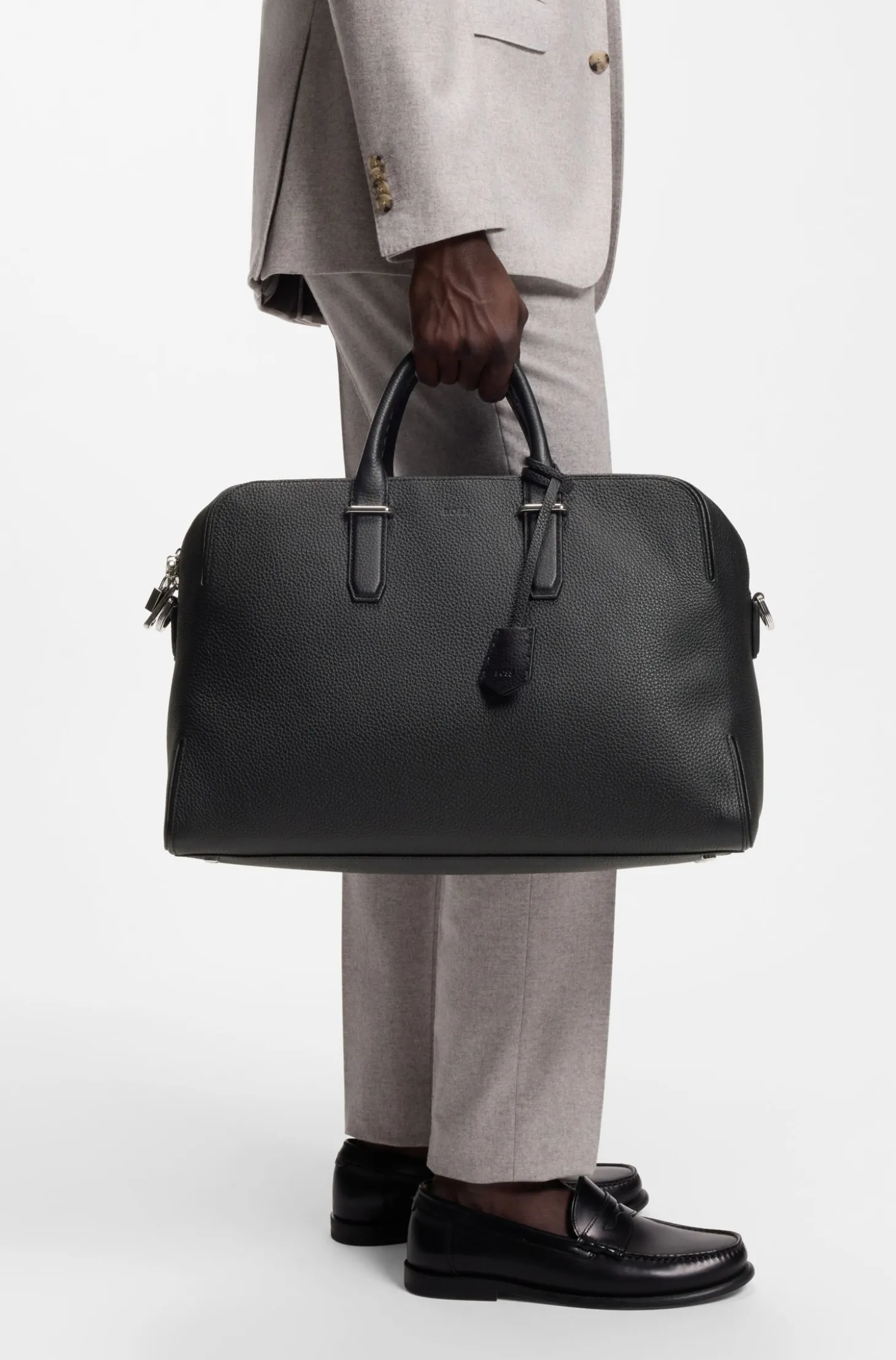 Weekender aus genarbtem Leder mit Logo-Prägung