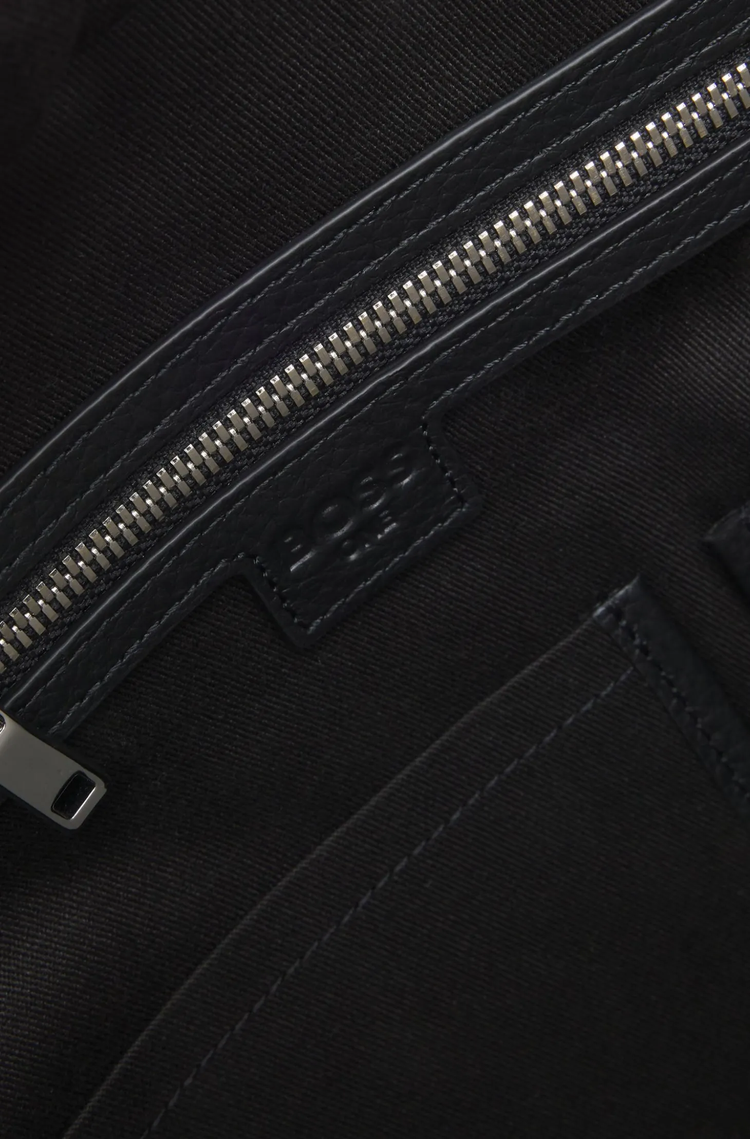 Weekender aus genarbtem Leder mit Logo-Prägung