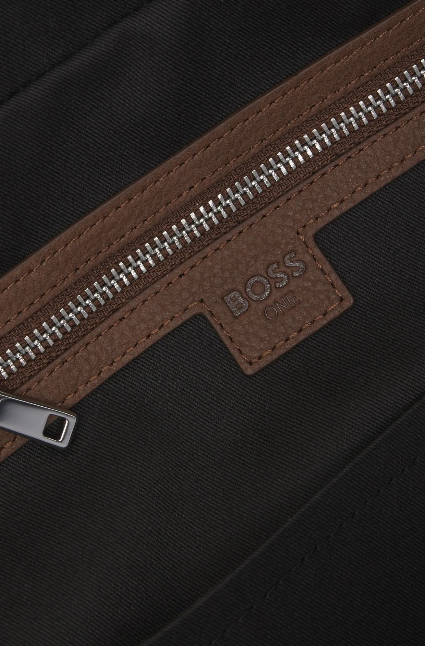 Weekender aus genarbtem Leder mit Logo-Prägung
