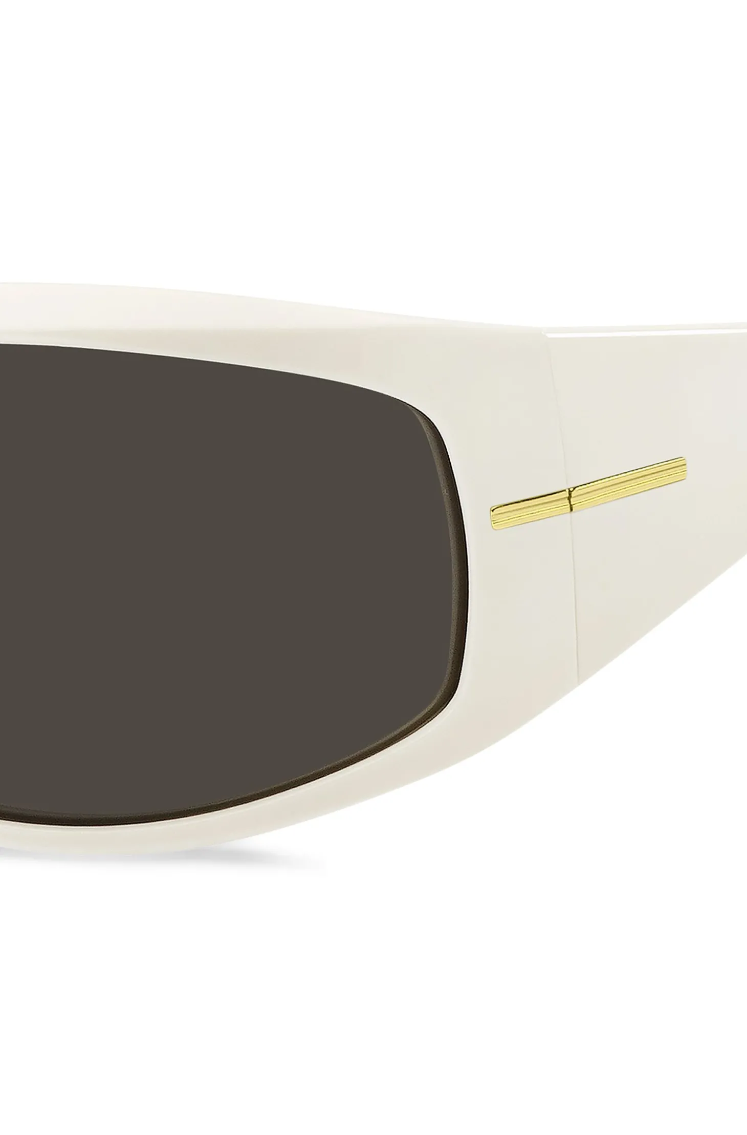 Weiße Sonnenbrille im Masken-Stil mit goldfarbenen Metalldetails